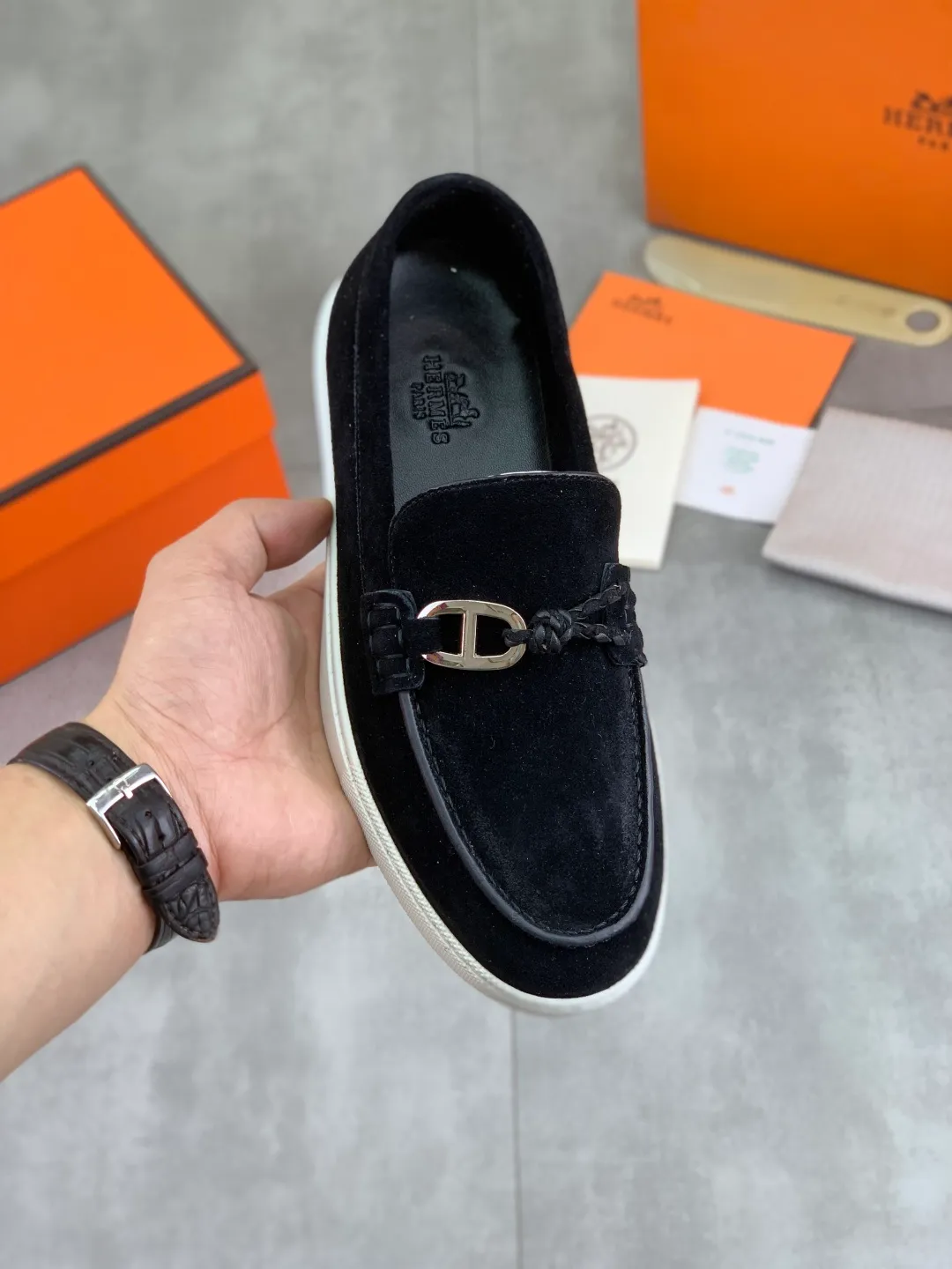 Factory price P600, new model, top version, original order, Hermes men's Drift Sneaker, new summer casual sports shoes, original purchase, development, production, H family men's classic series, technical breathable fabrics with cowhide, casual sports shoes, casual sports dad shoes, combined with high-tech breathable materials and cowhide, H family exclusive button decoration on the side. The outsole is full of H italic design and bright colors to show vitality and continue the brand design inspiration. Stroll around the city lightly and feel free and comfortable. Delivered in exquisite packaging🛍📦 ▪️Fabric: original customized breathable material + first layer of frosted cowhide ▪️Inner: cowhide feet ▪️Outsole: molded and evacuated PU+TPU material ▪️Size: 35-45 Multiple colors available Premium packaging